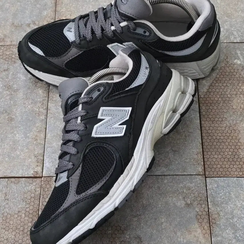 [SOLD OUT] (240)뉴발란스 2002r 프리미엄 빈티지 블랙 스니커즈