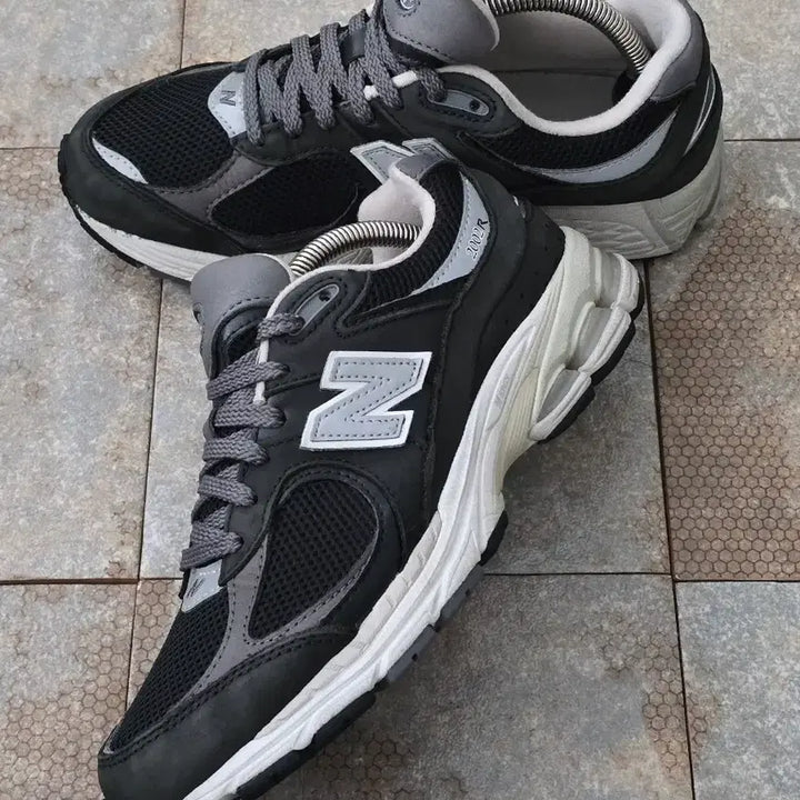 [SOLD OUT] (240)뉴발란스 2002r 프리미엄 빈티지 블랙 스니커즈