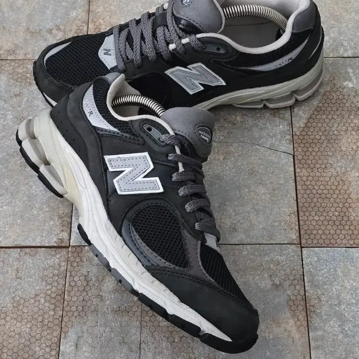 [SOLD OUT] (240)뉴발란스 2002r 프리미엄 빈티지 블랙 스니커즈
