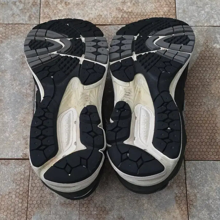 [SOLD OUT] (240)뉴발란스 2002r 프리미엄 빈티지 블랙 스니커즈