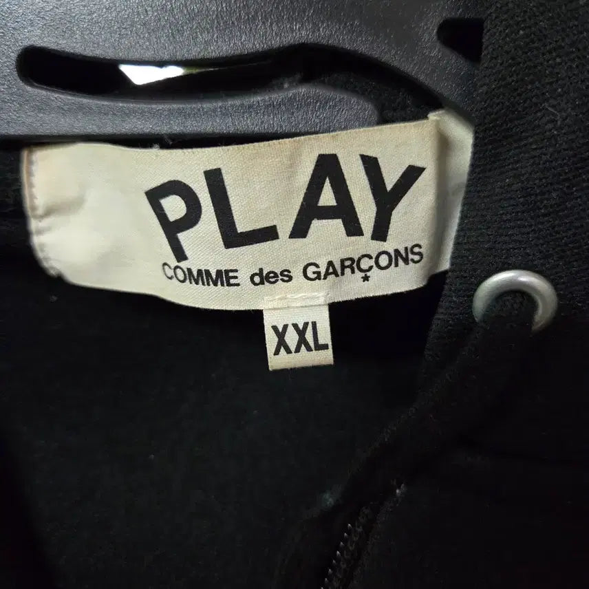 [BUNJANG] Comme des Garcons Red Heart Patch Black Zip-up Hoodie / [정품] 꼼데가르송 레드와펜 PLAY 블랙집업후드
