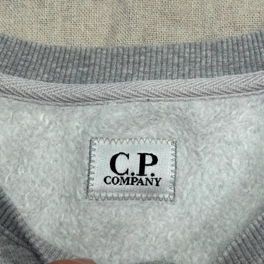 [SOLD OUT] cp컴퍼니 자수 그레이 맨투맨 95