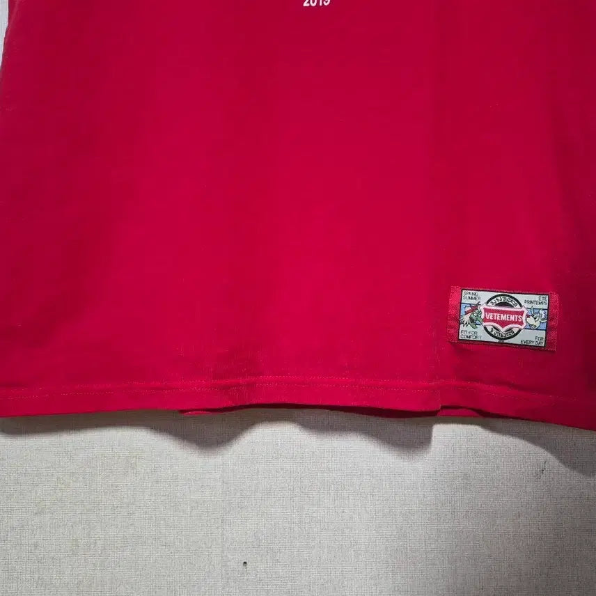 [BUNJANG] VETEMENTS Cartoon Logo T-shirt / 베트멍 레드 카툰 케릭터 로고( S)