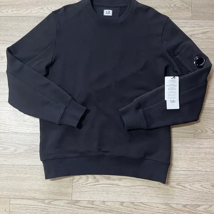[SOLD OUT] CP컴퍼니 렌즈 맨투맨 블랙
