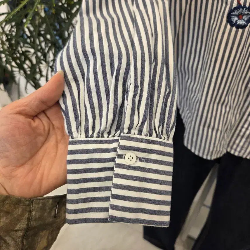 [BUNJANG] Jasmin Floral Embroidery Striped Shirt / Jasmin 꽃자수 스트라잎 줄무늬 셔츠