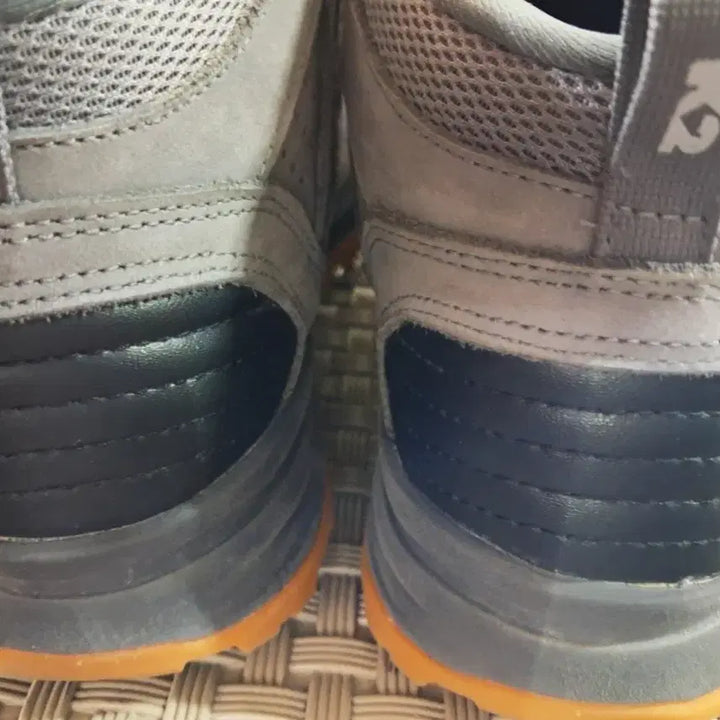 [SOLD OUT] K2 고어텍스 등산화 미드컷 8.5 260