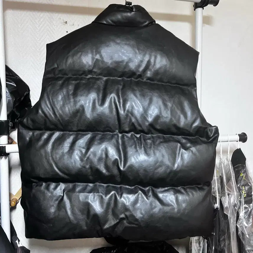 [SOLD OUT] LOWEL 오버핏 레더 패딩조끼