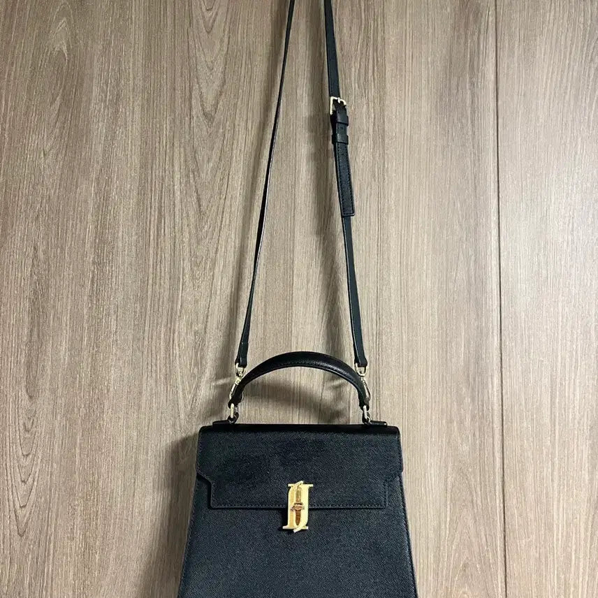 [SOLD OUT] 제이에스티나 사피아노 가죽 토트백 숄더백