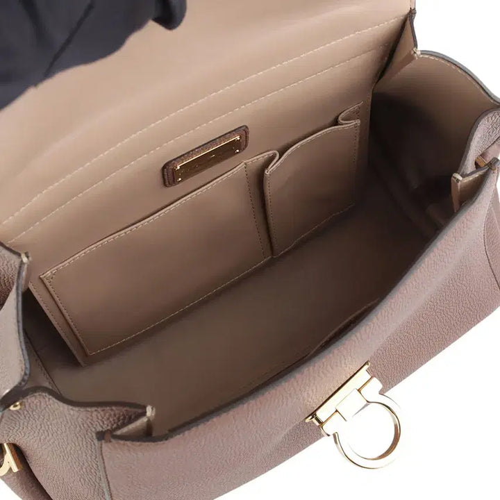 [BUNJANG] Ferragamo Sofia Bag Medium 21-F606 Gold Gancini / 페라가모 21-F606 금장 간치니 소피아백 미듐37062Y-4