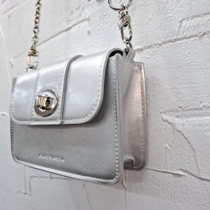 [BUNJANG] ALICE MARTHA Nifi Silver Crossbody Bag / ALICE MARTHA 니피 실버