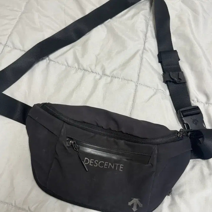 [BUNJANG] Descente Black Hip Sack Waist Bag / 데상트 블랙 힙색 웨이스트백 가방