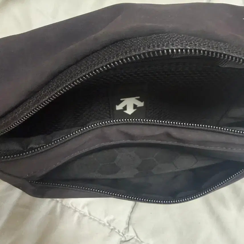 [BUNJANG] Descente Black Hip Sack Waist Bag / 데상트 블랙 힙색 웨이스트백 가방