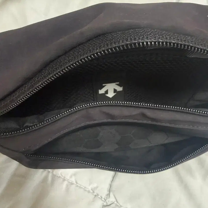 [BUNJANG] Descente Black Hip Sack Waist Bag / 데상트 블랙 힙색 웨이스트백 가방