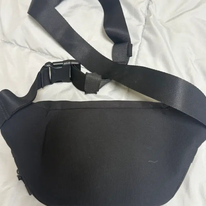 [BUNJANG] Descente Black Hip Sack Waist Bag / 데상트 블랙 힙색 웨이스트백 가방