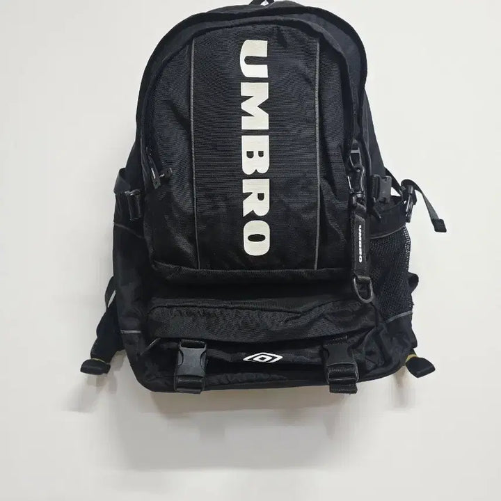 [BUNJANG] Umbro Black Backpack / 엄브로 검정색 백팩 가방
