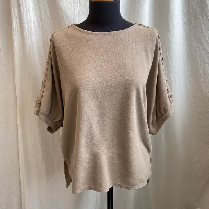 [BUNJANG] RAG OUT Asymmetrical Button Detail Top (M) / RAG OUT 가오리핏 반팔탑(M)
