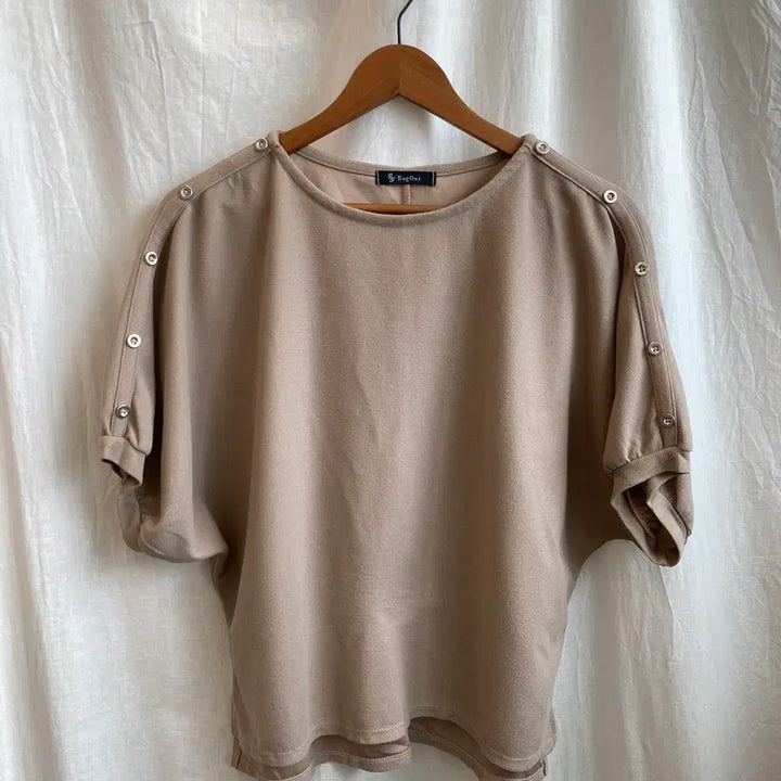 [BUNJANG] RAG OUT Asymmetrical Button Detail Top (M) / RAG OUT 가오리핏 반팔탑(M)