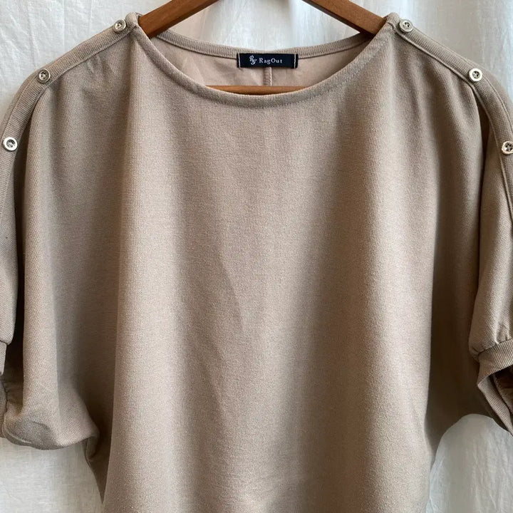 [BUNJANG] RAG OUT Asymmetrical Button Detail Top (M) / RAG OUT 가오리핏 반팔탑(M)