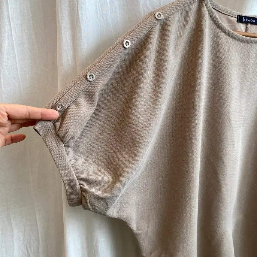 [BUNJANG] RAG OUT Asymmetrical Button Detail Top (M) / RAG OUT 가오리핏 반팔탑(M)