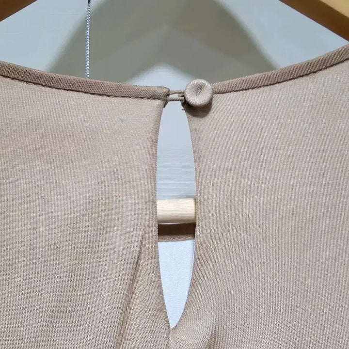 [BUNJANG] LEBEIGE Sleeveless Long Blouse / 르베이지 배색 슬리브리스 롱 블라우스 ~66