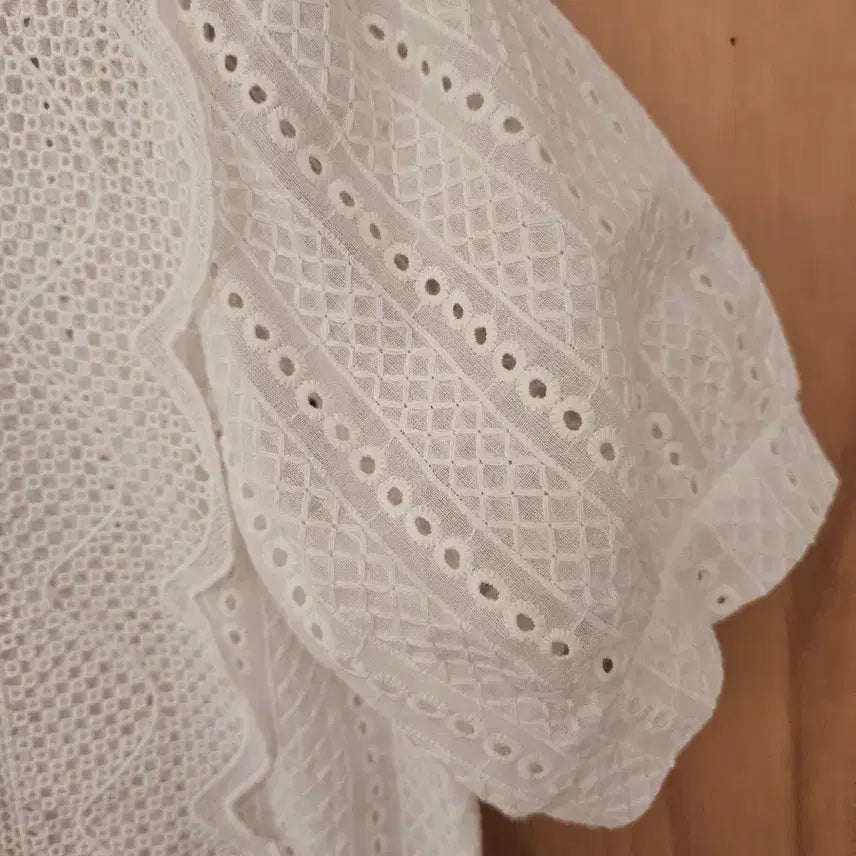 [BUNJANG] White Wing Lace Blouse / 화이트 날개레이스 블라우스 (새옷)