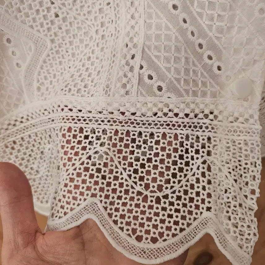[BUNJANG] White Wing Lace Blouse / 화이트 날개레이스 블라우스 (새옷)
