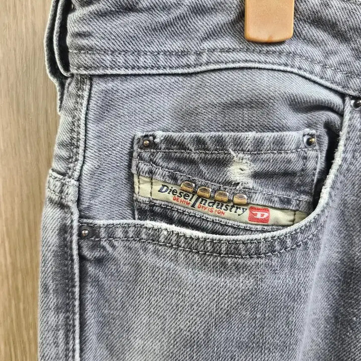 [BUNJANG] Diesel Low-Rise Gray Denim Jeans / 디젤 로우라이즈 그레이 데님 청바지 데미지진