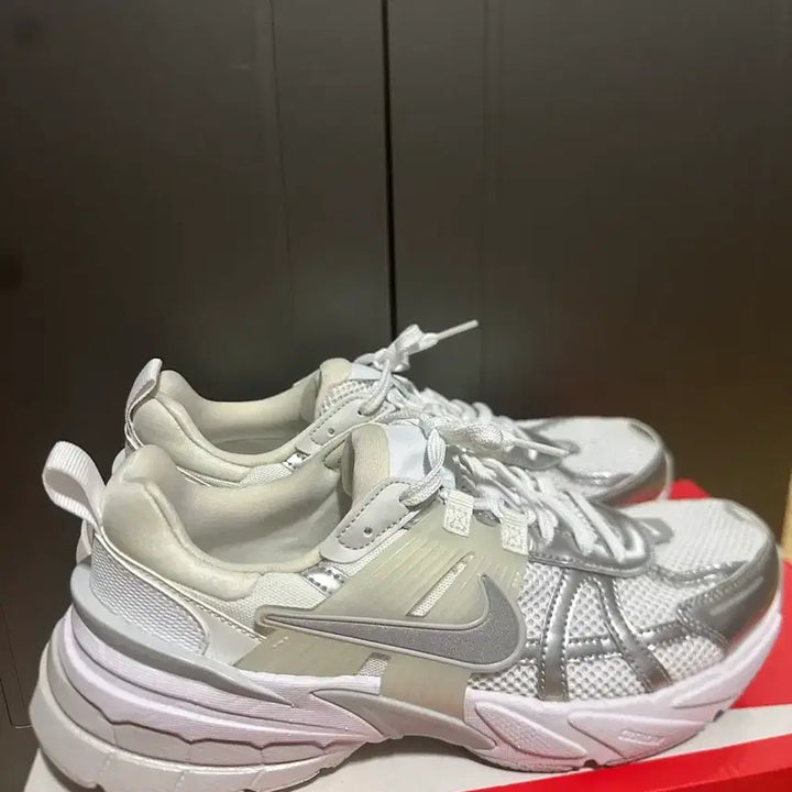 [BUNJANG] Nike V2K Run Metallic Silver White Sneakers / W 나이키 V2K 런 메탈릭 실버 화이트 265
