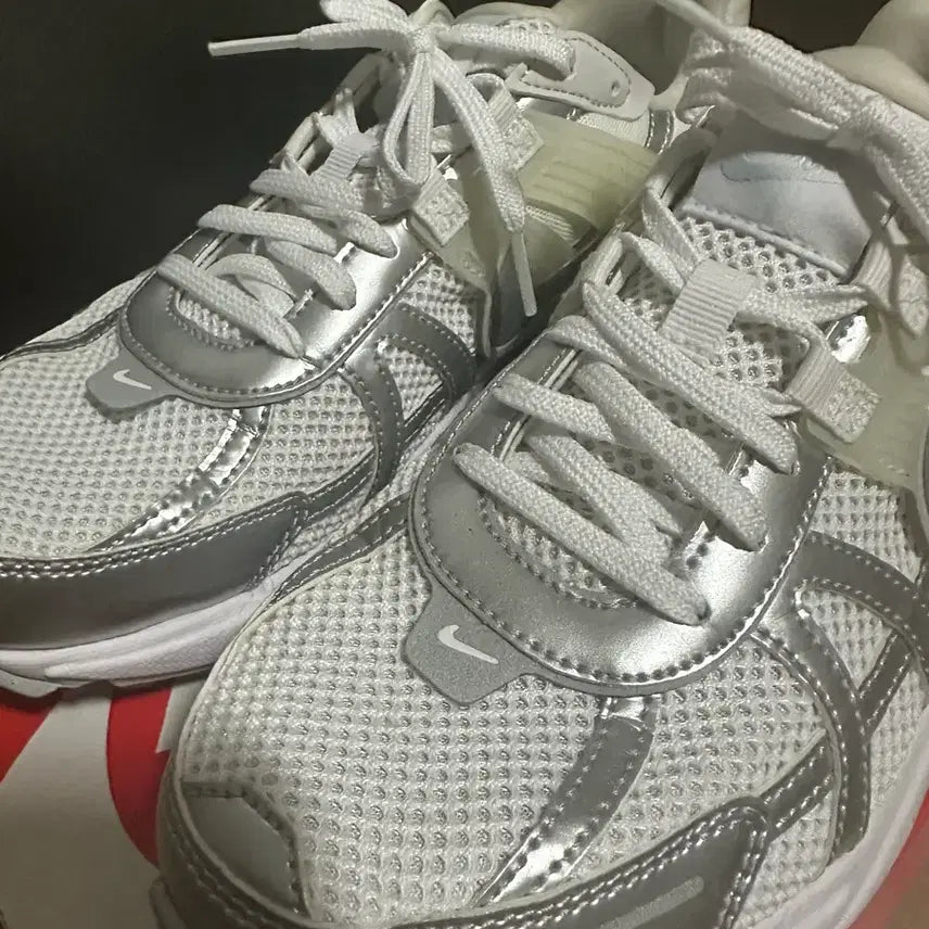[BUNJANG] Nike V2K Run Metallic Silver White Sneakers / W 나이키 V2K 런 메탈릭 실버 화이트 265