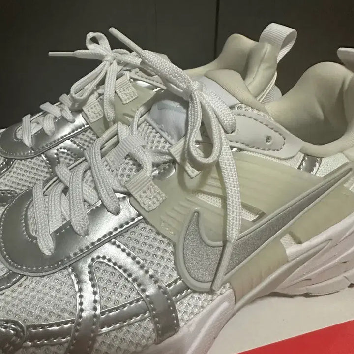 [BUNJANG] Nike V2K Run Metallic Silver White Sneakers / W 나이키 V2K 런 메탈릭 실버 화이트 265
