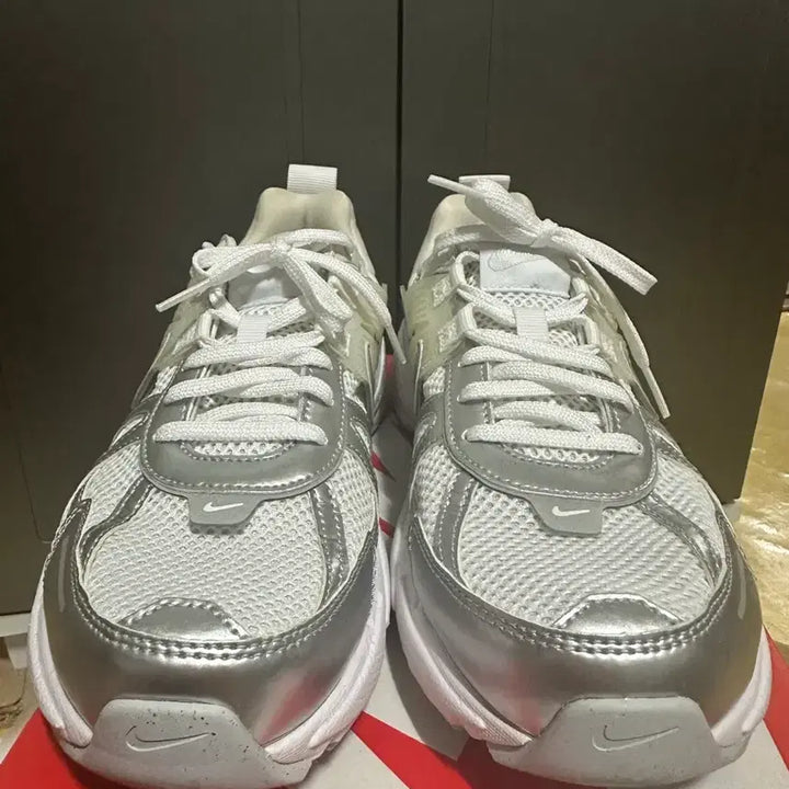 [BUNJANG] Nike V2K Run Metallic Silver White Sneakers / W 나이키 V2K 런 메탈릭 실버 화이트 265