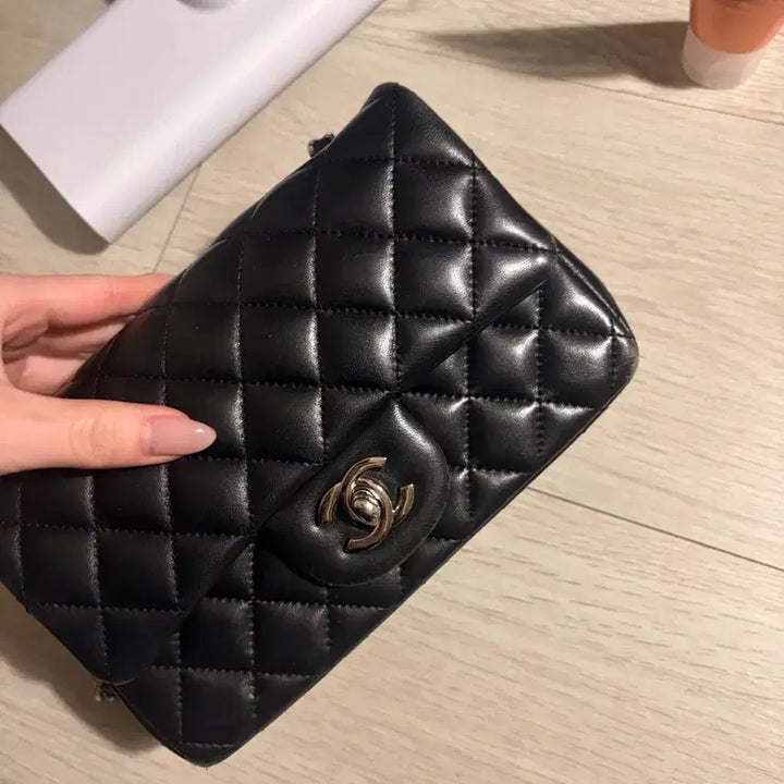 [BUNJANG] Chanel Classic New Mini Flap Bag Lambskin Black / 샤넬 클래식 뉴미니 플랩백 램스킨 블랙