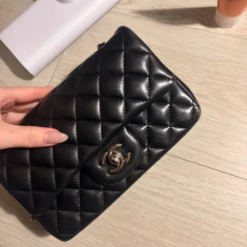 [BUNJANG] Chanel Classic New Mini Flap Bag Lambskin Black / 샤넬 클래식 뉴미니 플랩백 램스킨 블랙