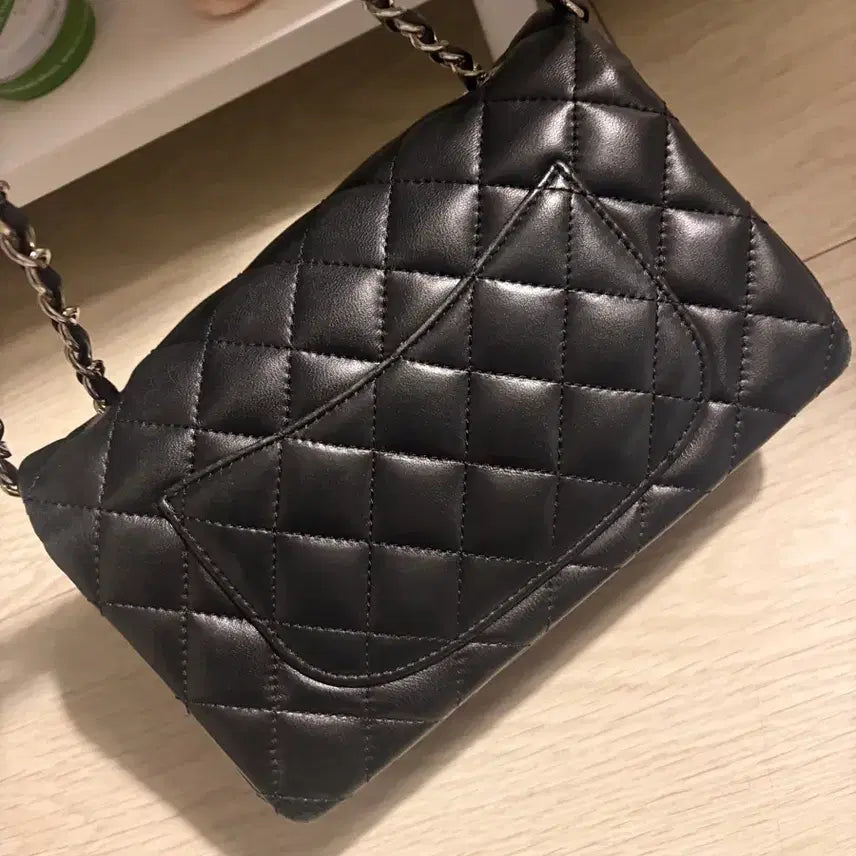 [BUNJANG] Chanel Classic New Mini Flap Bag Lambskin Black / 샤넬 클래식 뉴미니 플랩백 램스킨 블랙