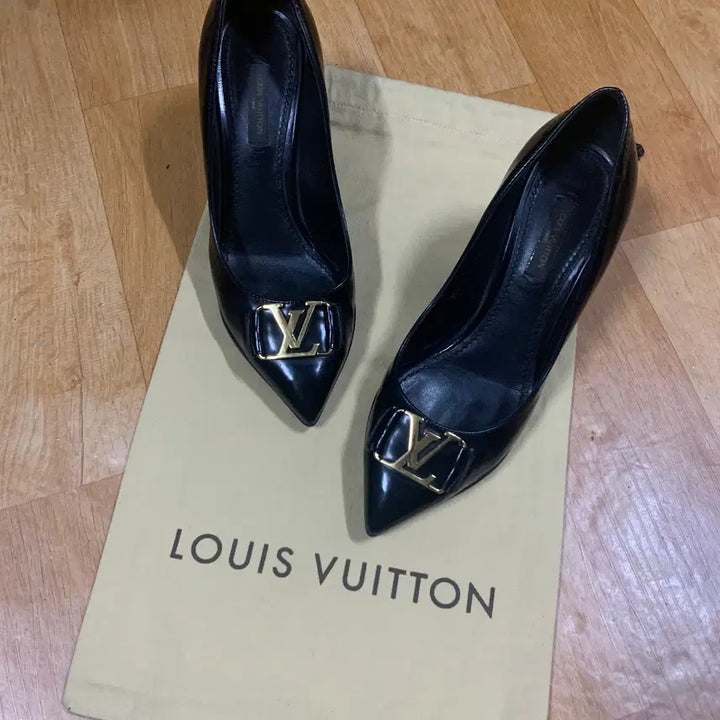[BUNJANG] Louis Vuitton Logo-Play Pumps (Size 35.5) / 루이비통 로고-플레이 펌프스(35.5 사이즈)