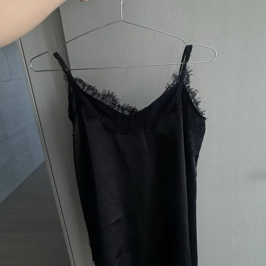 [SOLD OUT] 새틴 블랙 레이스 슬립 언발란스 나시