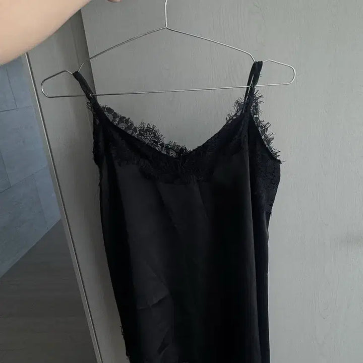 [SOLD OUT] 새틴 블랙 레이스 슬립 언발란스 나시