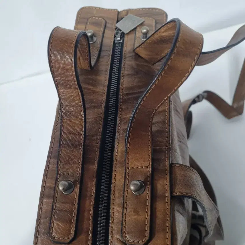 [BUNJANG] LOUISA and Lounge Vintage Brown Leather Backpack / 루즈앤 라운지 빈티지 브라운 가죽 백팩