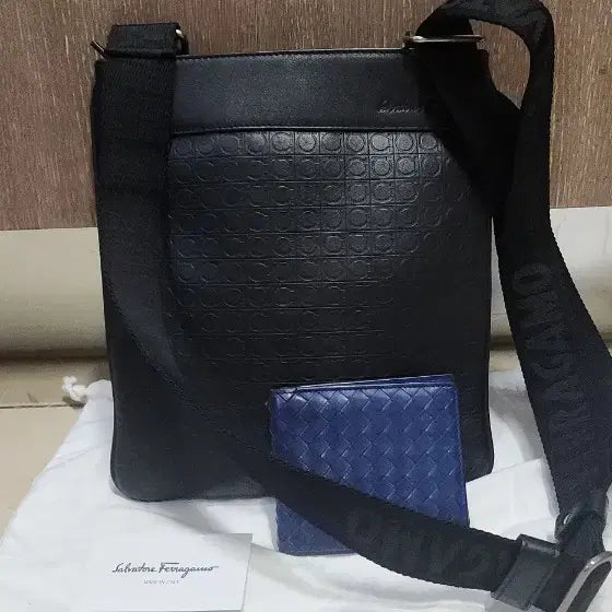 [BUNJANG] Ferragamo Gancini Slim Crossbody Bag / 페라가모 남자 간치니 크로스백