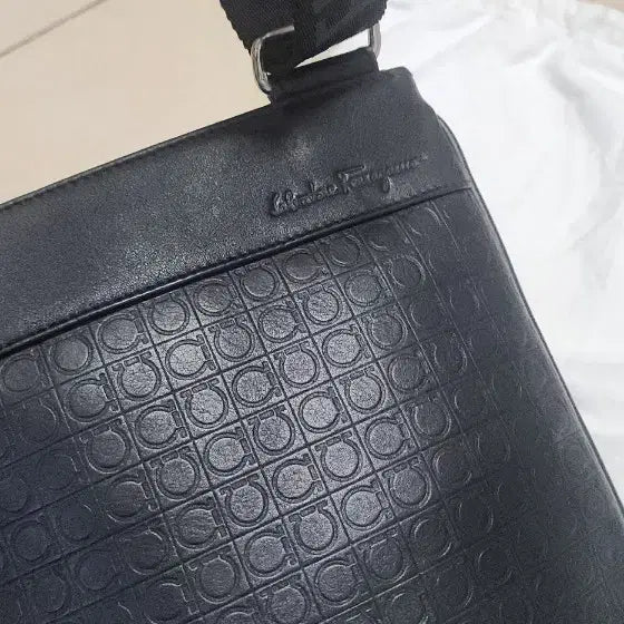 [BUNJANG] Ferragamo Gancini Slim Crossbody Bag / 페라가모 남자 간치니 크로스백