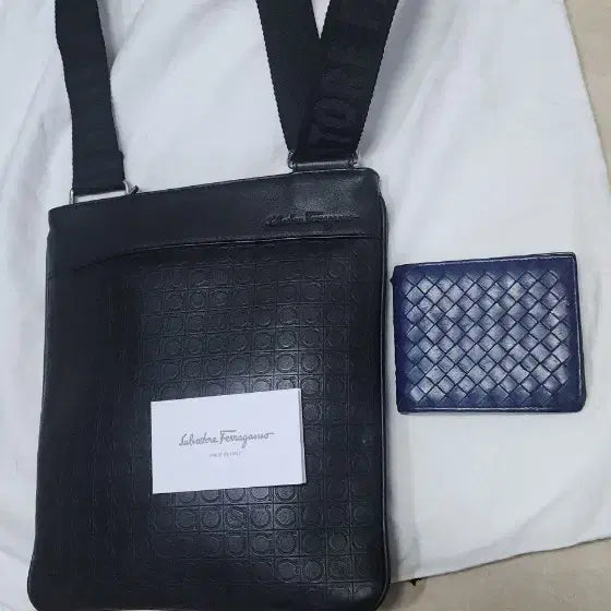 [BUNJANG] Ferragamo Gancini Slim Crossbody Bag / 페라가모 남자 간치니 크로스백