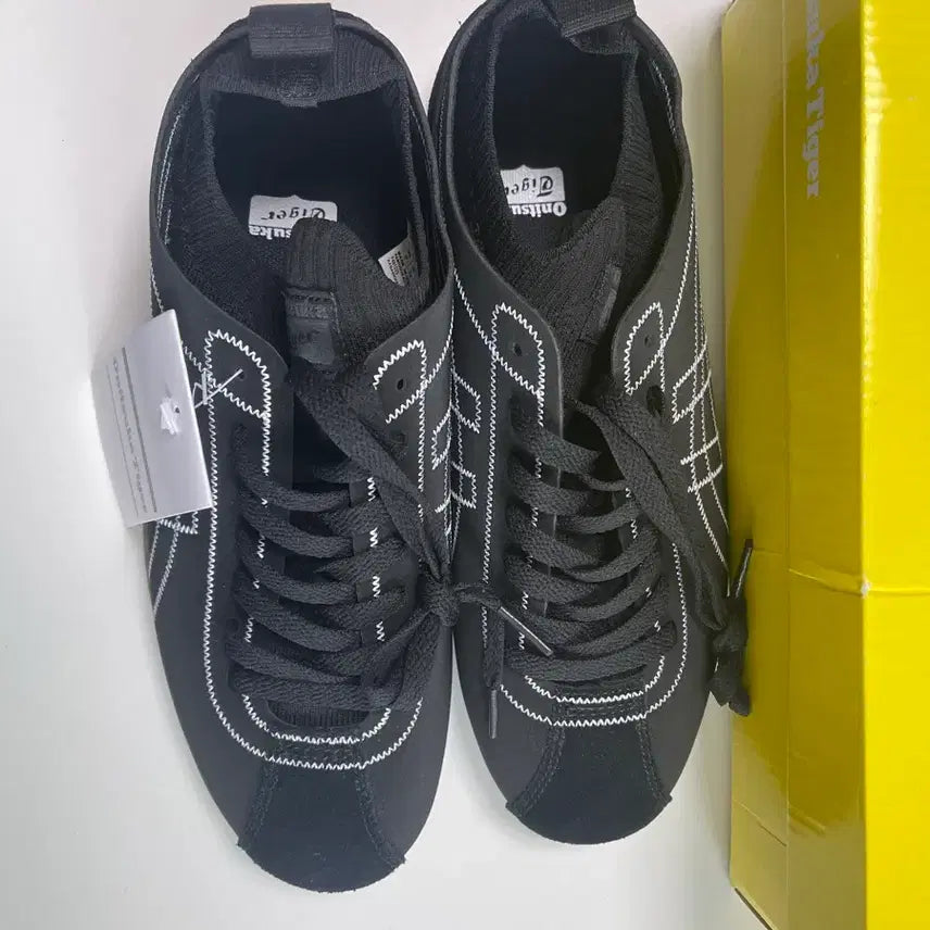 [SOLD OUT] 오니츠카타이거 스크로우 블랙 화이트