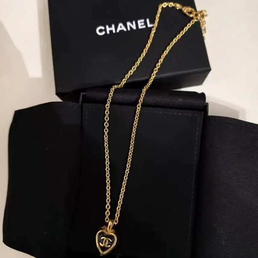[BUNJANG] Chanel Lambskin Leather Heart Gold Necklace / 샤넬 램스킨 레더 하트 골드 목걸이