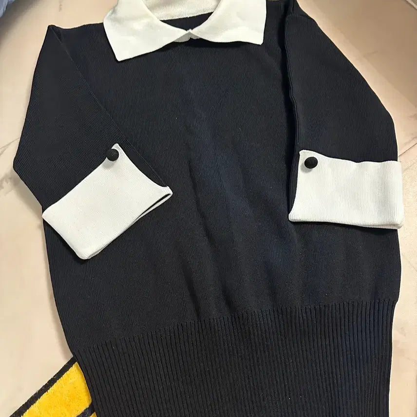 [BUNJANG] Black Knit Contrast Collar Long Sleeve Top / 블랙 니트 카라넥 배색 긴팔티