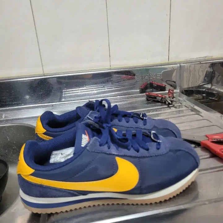 [BUNJANG] Nike Cortez Navy/Yellow Shoes / 나이키 코르테즈 네이비/옐로우 230