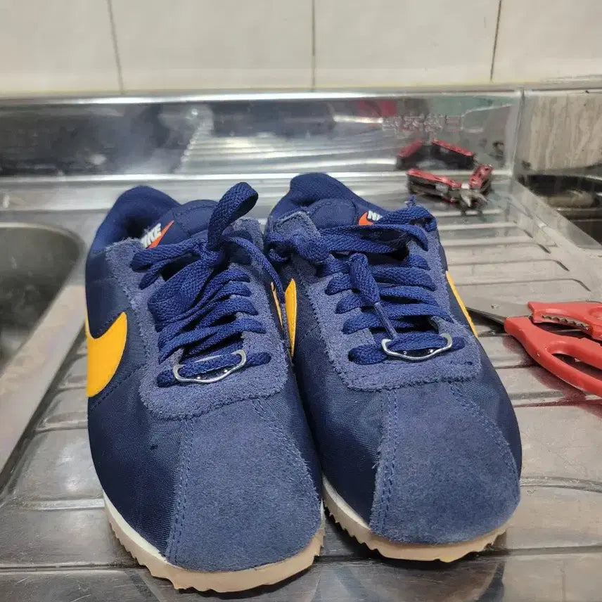 [BUNJANG] Nike Cortez Navy/Yellow Shoes / 나이키 코르테즈 네이비/옐로우 230
