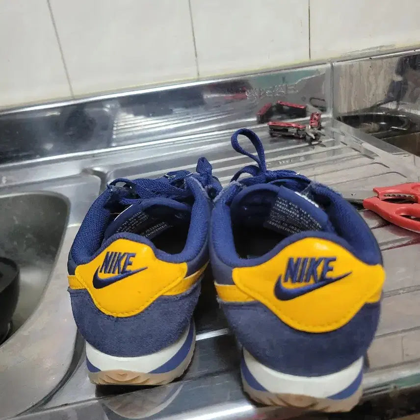 [BUNJANG] Nike Cortez Navy/Yellow Shoes / 나이키 코르테즈 네이비/옐로우 230