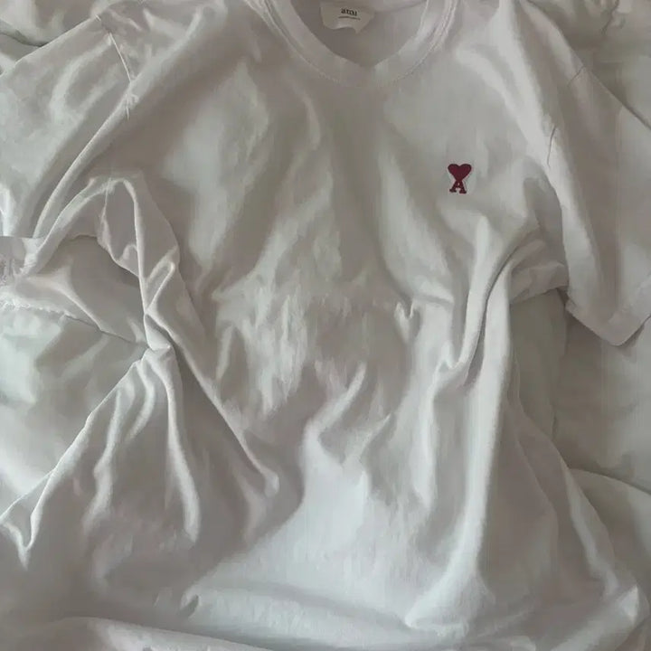 [SOLD OUT] 오늘 구매시 배송비 무료  아미 스몰 하트 화이트 반팔 티셔츠 판매