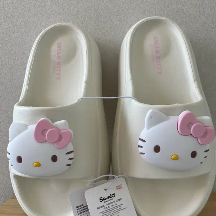 [SOLD OUT] 새상품) 산리오 헬로키티 통굽 슬리퍼 240mm
