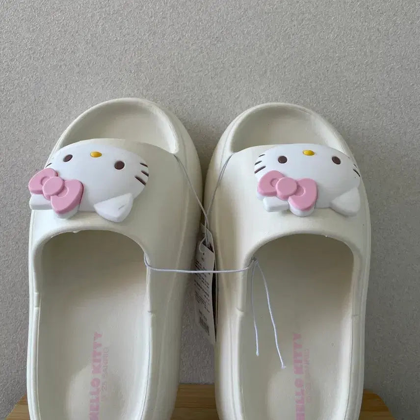 [SOLD OUT] 새상품) 산리오 헬로키티 통굽 슬리퍼 240mm
